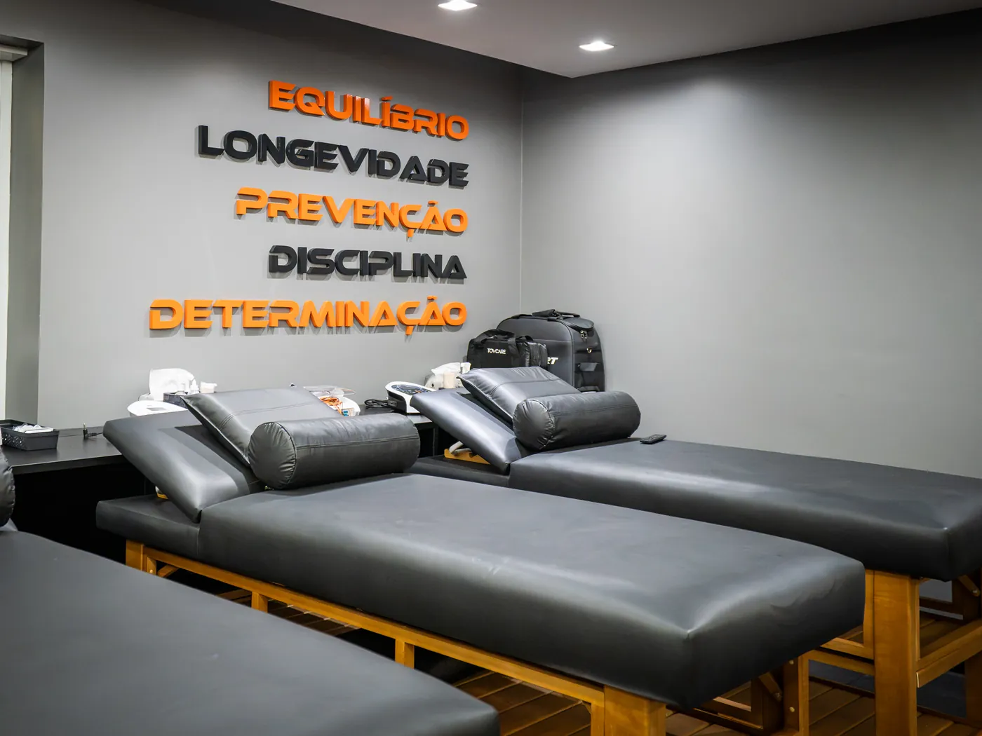 Parede da Prime Sports Performance com os pilares equilíbrio, longevidade, prevenção, disciplina e determinação
